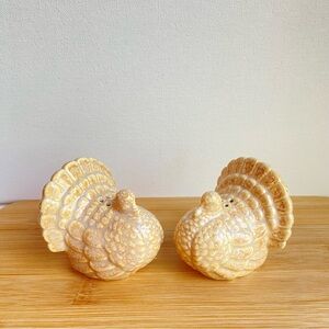 Hallmark Thanksgiving turkeys ceramic salt and pepper shakers with tan glaze HMK